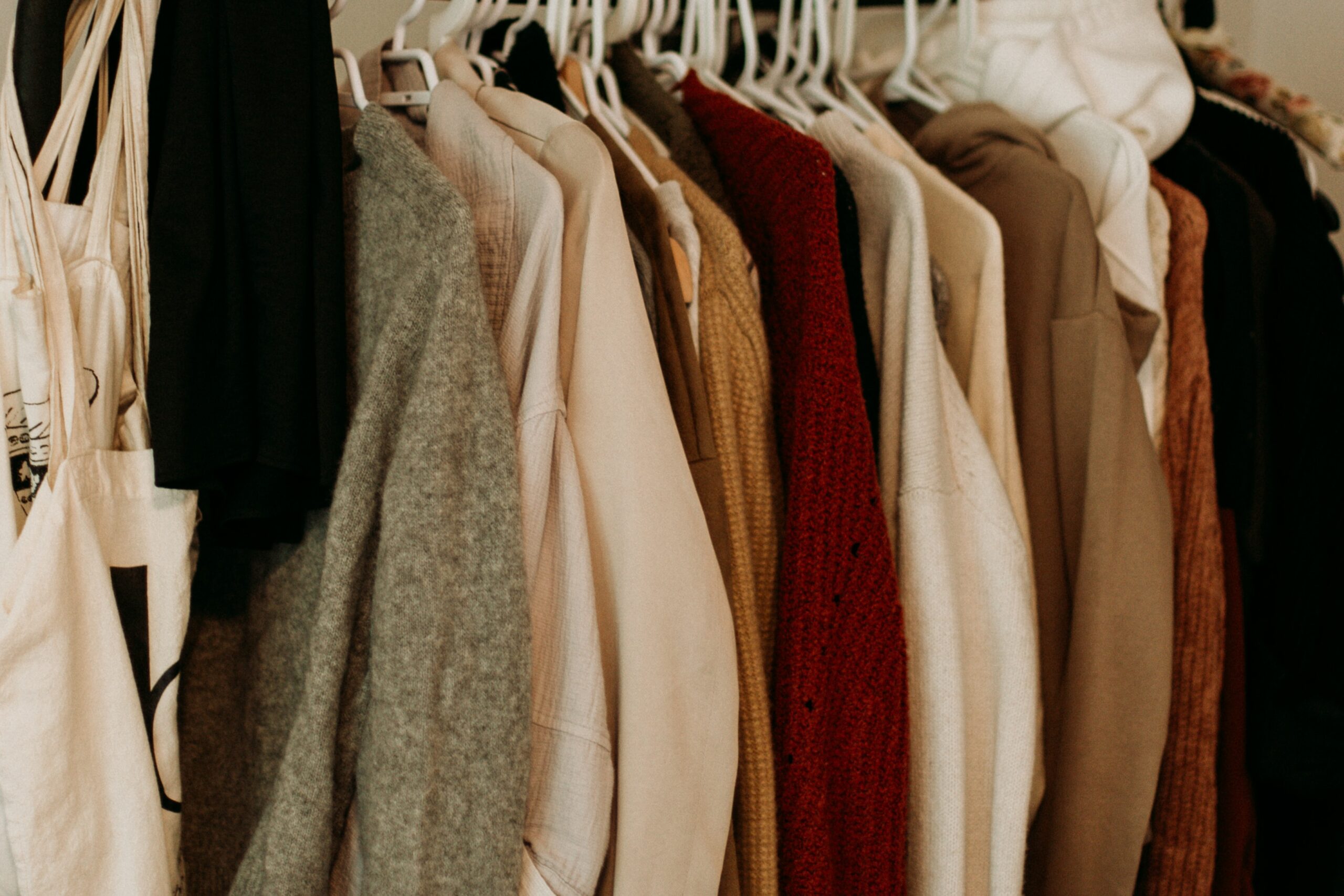 Basic Capsule Wardrobe, The Basic Capsule Wardrobe You&#8217;ll Need for a Job Relocation: Case Corporate Housing’s Guide to Easy Relocation